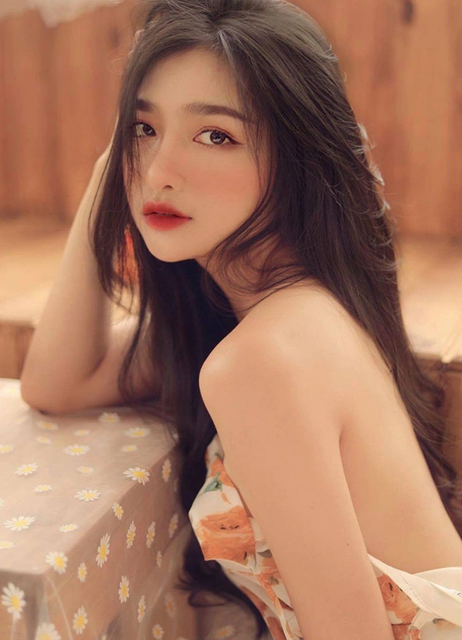Mai Ngọc Khánh Linh Là Ai Mà Khiến Cả GenZ Phải Dừng Lướt? 1 Khánh Linh khoe vai trần gợi cảm trong khung cảnh mộc mạc