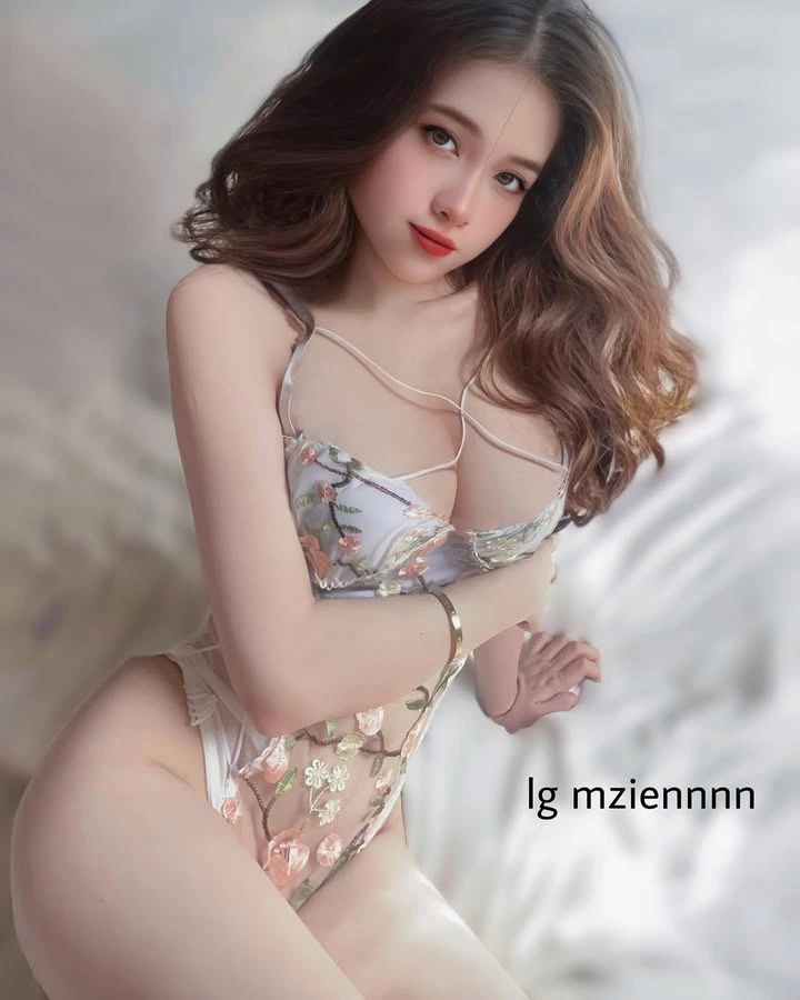 Hot Girl Mỹ Duyên - Vẻ Đẹp Khiến Động 18 Phải Mở Cửa 1 Bodysuit ren ôm sát, vòng một căng đầy như muốn tràn ra ngoài